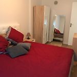 Spacious 2 Bedroom 1 Block From Beaches - And The Tram