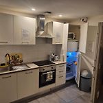 Private room near airport 5 min train 3 min&tram on site, beach 7 min, 2 showers&2 toilets , Chambres privatives proche aéroport 5 min train 3 min et tramway sur place, plage 7 min, 2 douches et 2 wc