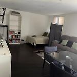Location proche de toute commodités à 1 minute du tramway et à 9 min de centre ville et parking gratuit dans résidence privée