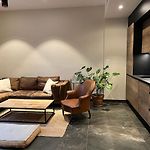 Urban Design 6 People Near Dowtown With Air Conditioning & Netflix