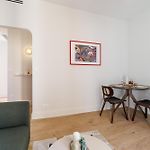 One-Bedroom Apartment In Carre D\'Or, 200M Beach