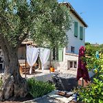 Charming Sea View Villa With Jacuzzi And Private Garden
