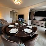 Appartement 2 Chambres - Terrasse, Parking Gratuit & Climatisation