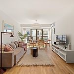 Stunning & Bright - 2 Bedrooms - Parking Wifi/Ac
