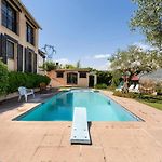 Apartment With Pool And Mountain View