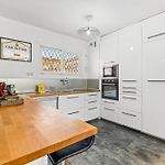 Comfortable & Bright 2 Bedroom