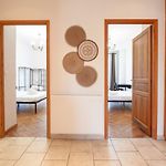 Bright 2-Bedroom Apartment - La Liberation