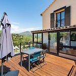 Apartment With Pool And Mountain View