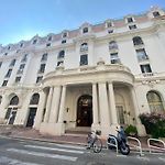 A Luxurious Apartment Red With Ac On Promenade Des Anglais