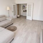 Beautiful Bright 2-Bedroom Apartment 1 Minute From The Beach