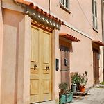 2P Renove Dans Bel Immeuble Nicois De Caractere