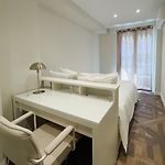 Charming Apartment, Air-Conditioned And Centrally Located