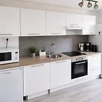 Beautiful Bright 2-Bedroom Apartment 1 Minute From The Beach