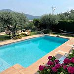 Apartment With Pool And Mountain View