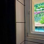 2P Renove Dans Bel Immeuble Nicois De Caractere