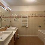 Nice Centre - 2 Chambres, Balcons, Parking Prive
