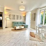 Beautiful 2-Bedroom Apartment 5-Minute Walk To Promenade Des Anglais
