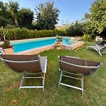 La campagne en ville piscine, jardins et 2 chambres tout confort