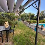La campagne en ville piscine, jardins et 2 chambres tout confort