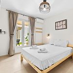 7 Min Walk To The Sea, Free Parking, 3 Ac, Garden
