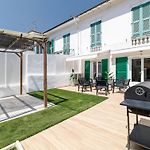 7 Min Walk To The Sea, Free Parking, 3 Ac, Garden