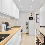 7 Min Walk To The Sea, Free Parking, 3 Ac, Garden