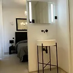 Zen And Charming - Center -5 Min Walk To Sea- 2br Apartment *