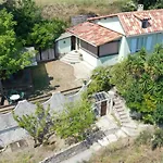 Maison mitoyenne 68m², 2 pièces + véranda, jardin 100m² avec pergola, vue mer