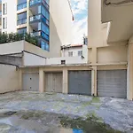 2 Bdr 105M2 Classy Near Garibaldi Tram With Garage