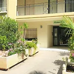 Dana Centre 16 Apartment *