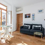 1 Bdr Downtown Near Place Massena