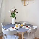Sunlight - Daffia - Beautifully Renovated Studio, Pad In Apartment