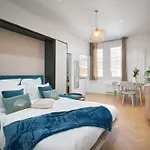 Sunlight - Daffia - Beautifully Renovated Studio, Pad In Apartment