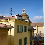 Sunny Apartment In Heart Of Nice Old Town