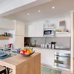 Friendly & Designed In The Golden Square Apartment