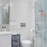 Apartment Friendly & Designed In The Golden Square *