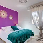 Friendly & Designed In The Golden Square Apartment
