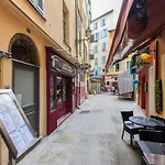 Charming 2 Bdr Old Town