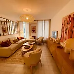 Renting - Paganini - Spacious - 2 Bedrooms - King Bed - Bathtub - Heart Of Apartment