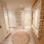 Renting - Paganini - Spacious - 2 Bedrooms - King Bed - Bathtub - Heart Of Apartment *