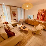 Renting - Paganini - Spacious - 2 Bedrooms - King Bed - Bathtub - Heart Of