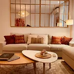 Renting - Paganini - Spacious - 2 Bedrooms - King Bed - Bathtub - Heart Of Apartment *