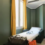 Hotel De France, Un Ammi