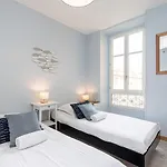Apartment Large 3 Bdr Center *