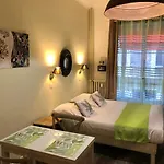 Azur Aparthotel 2*