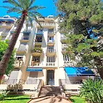 Nestor&Jeeves - Standing Baquis - Central - Close Sea