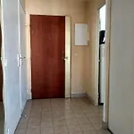 F2 A 50 M De La Apartment *