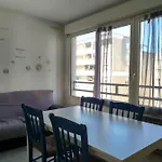 F2 A 50 M De La Apartment *