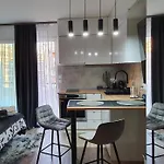 Lovely 1 Bedroom Vacation With Free Parking.