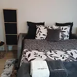 Lovely 1 Bedroom Vacation With Free Parking. Apartment Nice